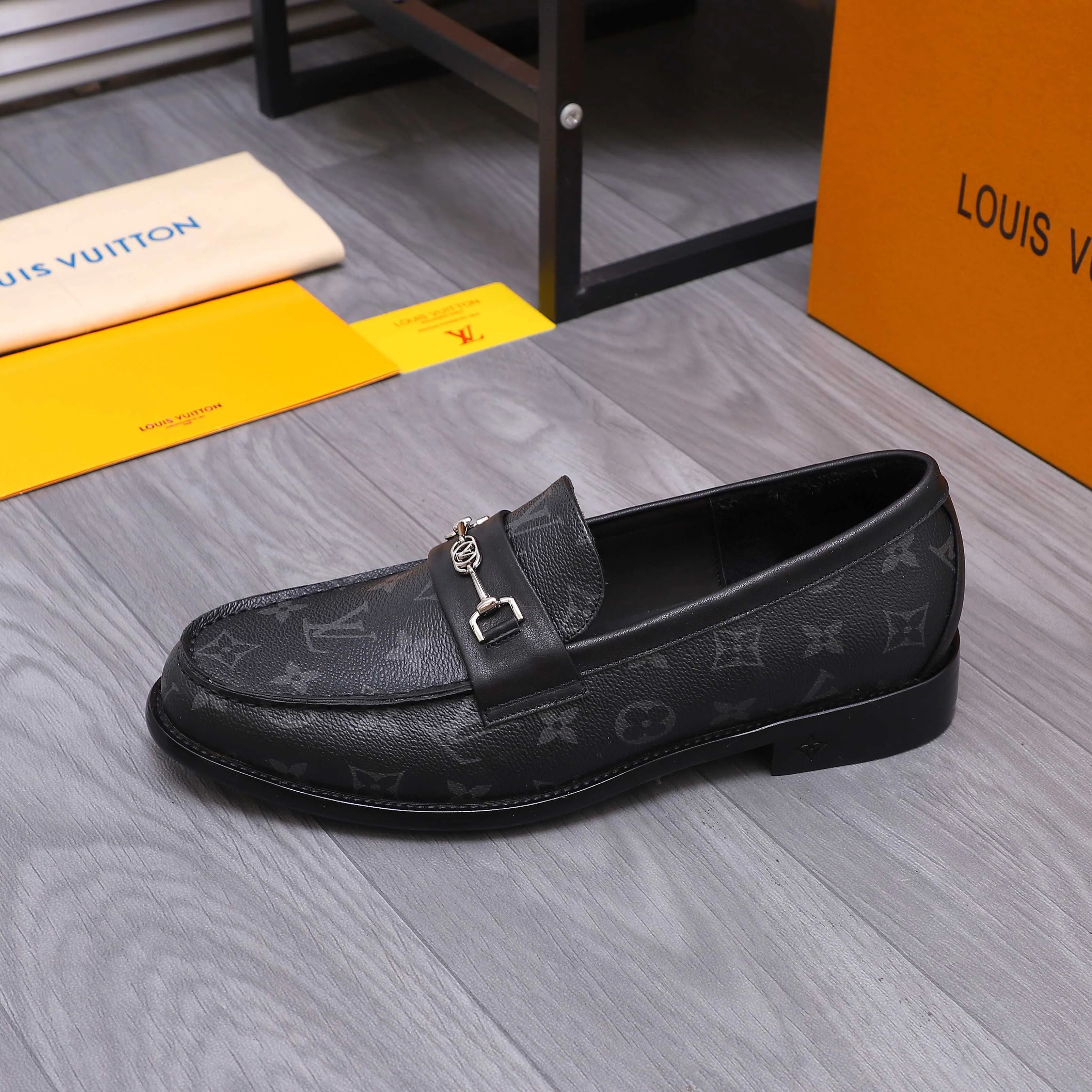 Men's shoes 💰660 Product trademark: LV [Louis Vuitton] business casual slip-on leather shoes, regular size. Size: 39-44 (38.45 custom-made, non-returnable) Product materials: Selected classic printed upper, cowhide lining, original outsole